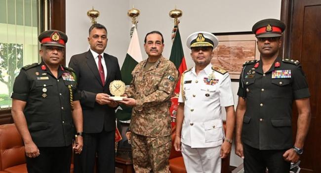 Defence Secretary Meets Pakistani Army Chief